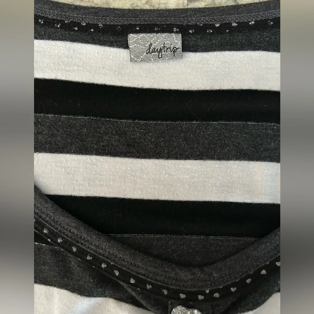 Daytrip Y2K Black White Silver Metallic Stripe Top Crystal Heart Buttons Size M - Picture 6 of 9